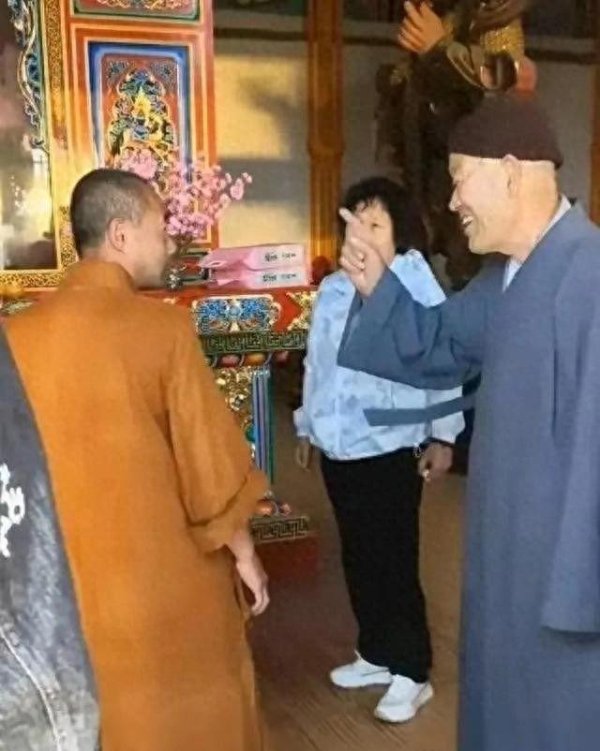乐众盈 五台山和尚满口脏话扔供米后续：已迁单处置，原因曝光，当地回应
